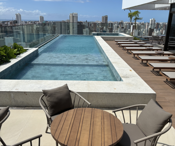 Piscina-com-espreguiçadeira-