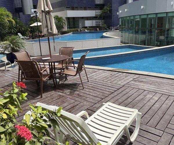 Piscina com espreguiçadeira