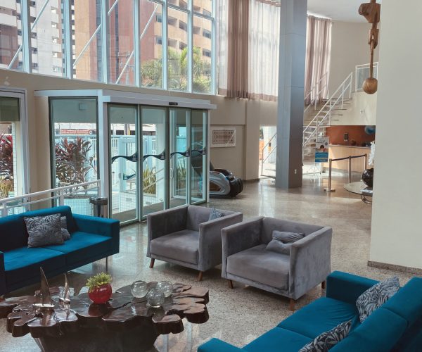 Recepção com cadeiras de massagem