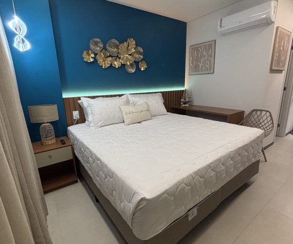 UH108Studio-com-mesa-de-trabalho-